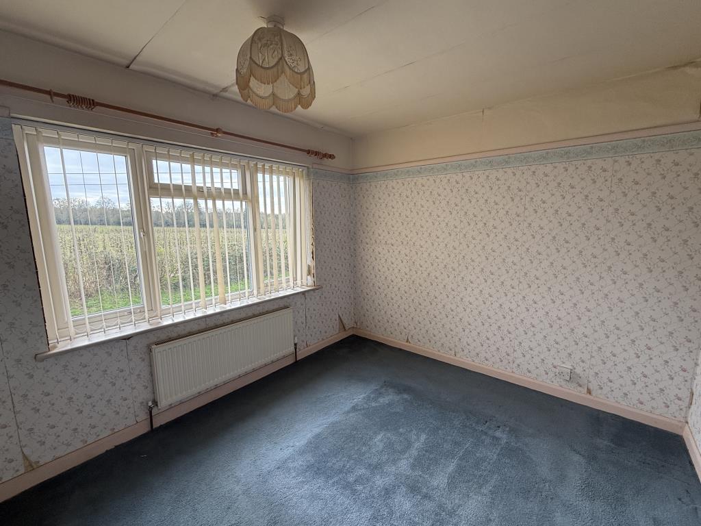 Lot: 155 - THREE-BEDROOM SEMI-DETACHED HOUSE ON OUTSKIRTS OF WEALDEN VILLAGE - Bedroom 2 in rural semi in need of modernisation